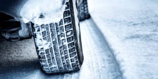 Conducir con frio: ¿qué llevar en el coche si nieva?