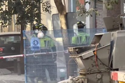 Varios operarios en los trabajos de rescate y desescombro en el derrumbe del edificio.