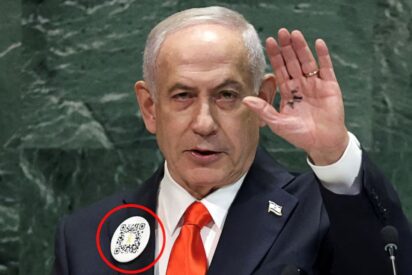 El codigo QR en el pin de Netanyahu.