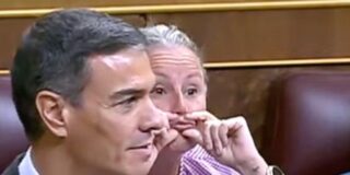 Montse Mínguez haciendo gestos de mico y grabando con el móvil, algo expresamente prohibido por el Reglamento del Congreso.