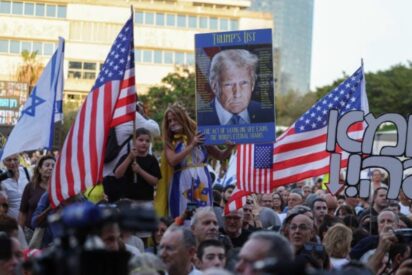 Manifestantes israelíes con pancartas de Trump
