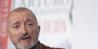 Pérez-Reverte elude la tempestad: el enfrentamiento de García Montero con la RAE fractura a la cultura española